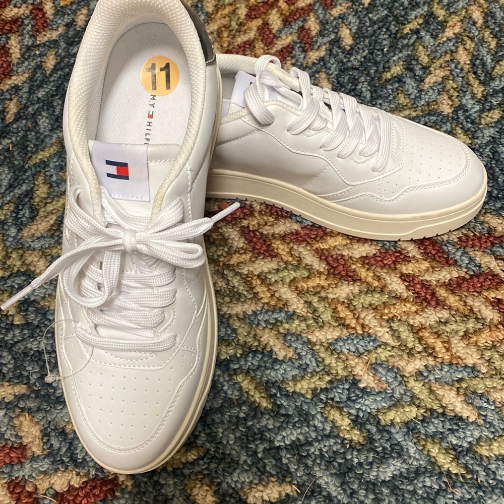 Women’s Tommy Hilfiger Sneakers NWT 11 White & Beige Preppy Tennis Activewear